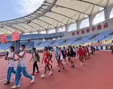 田径赛场再起风云：海滨赤兔队火力全开川蜀火箭队，新援首秀制胜精神属性拉满(四川铁人田径队)