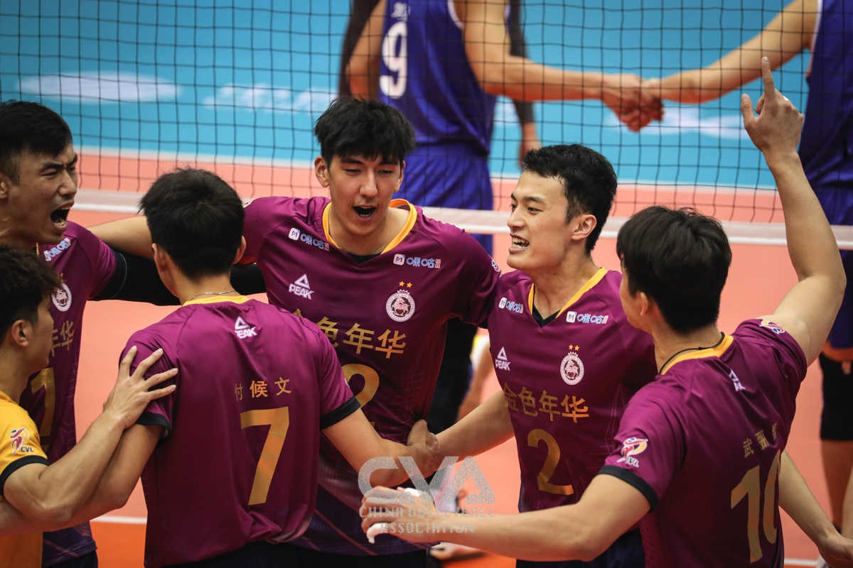 包含排球大师赛上演强强对话，岭南霹雳队鏖战江畔天虎队，多点开花奏效；观赏性拉满的词条