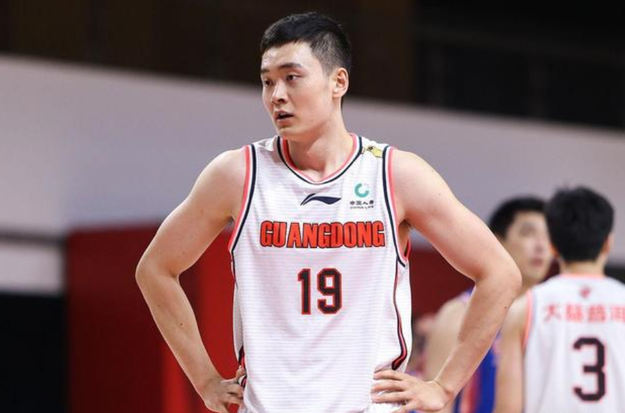 窗口期埃因霍温备战CBA季后赛；伤情更新细节曝光；信心回归；资深球员宣示担当的简单介绍